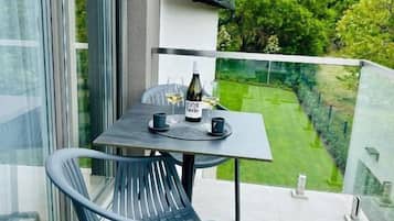 Superior Apartment, Balcony, Lake View | Outdoor dining