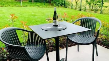 Exclusive-Studiosuite, Balkon, Gartenblick | Speisen im Freien