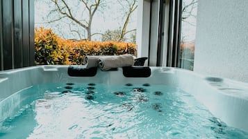 Exclusive Studio Suite, Balcony, Garden View | Indoor spa tub