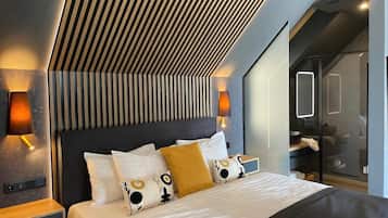 In-room safe, soundproofing, iron/ironing board, free WiFi