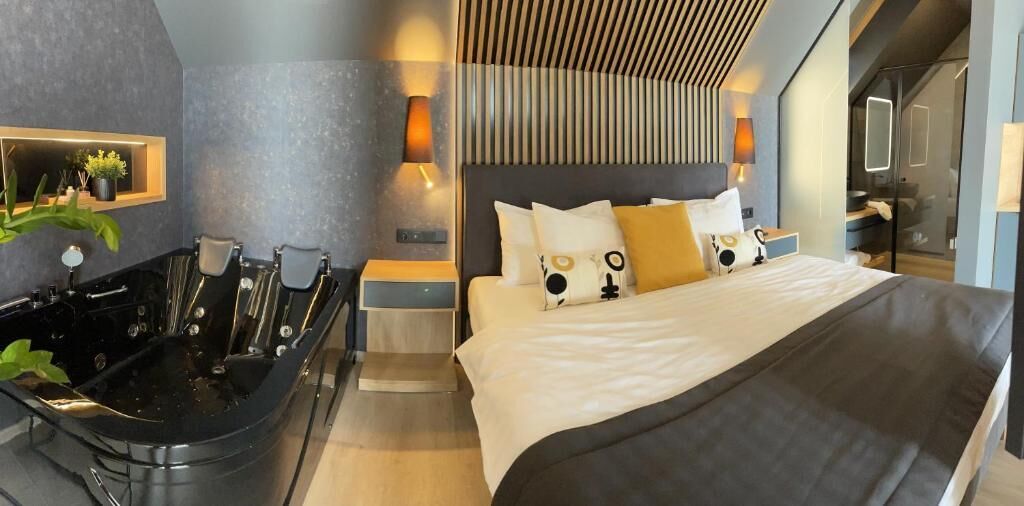 Superior Apartment, Balcony, Lake View | In-room safe, soundproofing, iron/ironing board, free WiFi