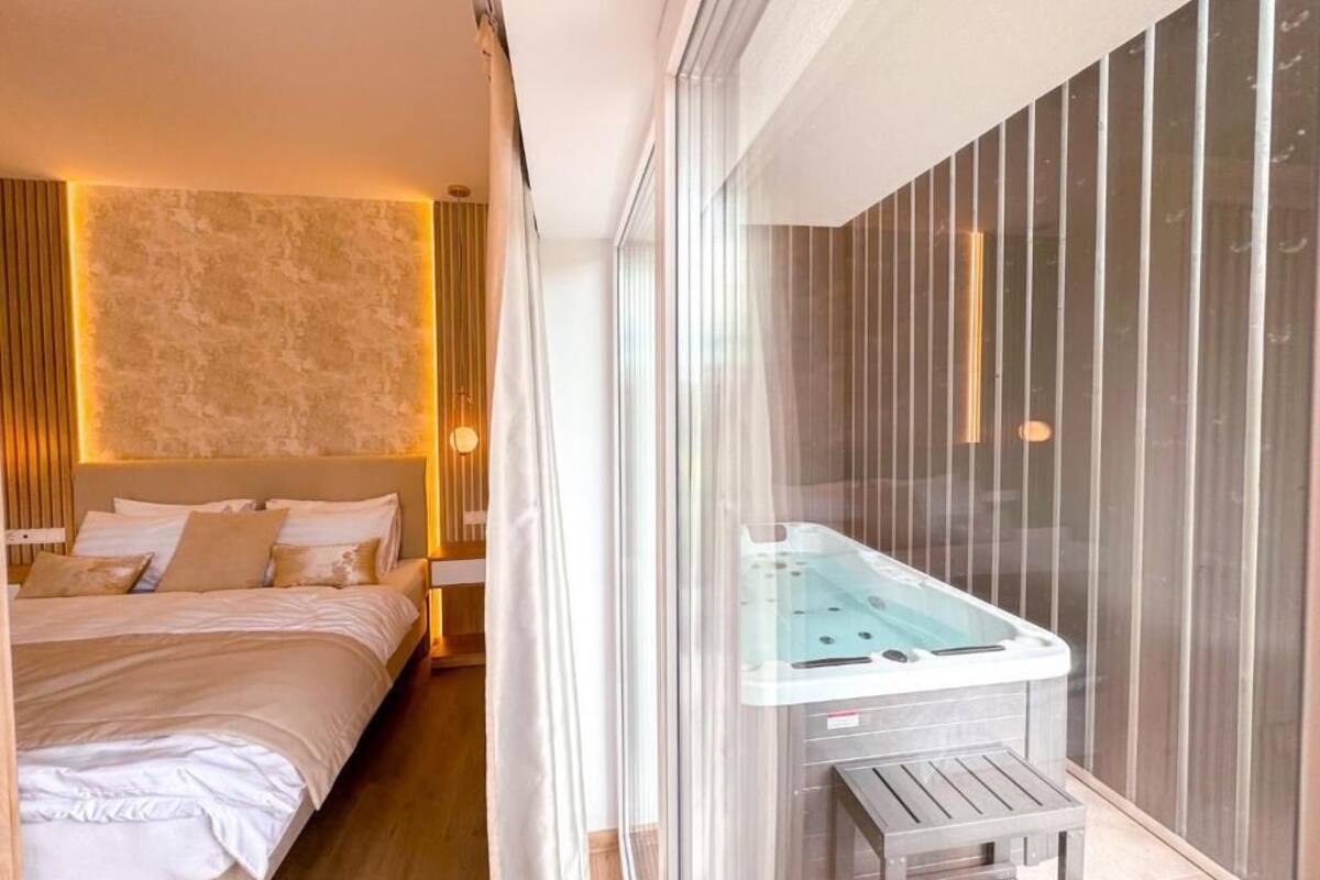 Estudi en suite exclusiu, balcó, vistes al jardí | Caixa forta a l'habitació i habitacions insonoritzades