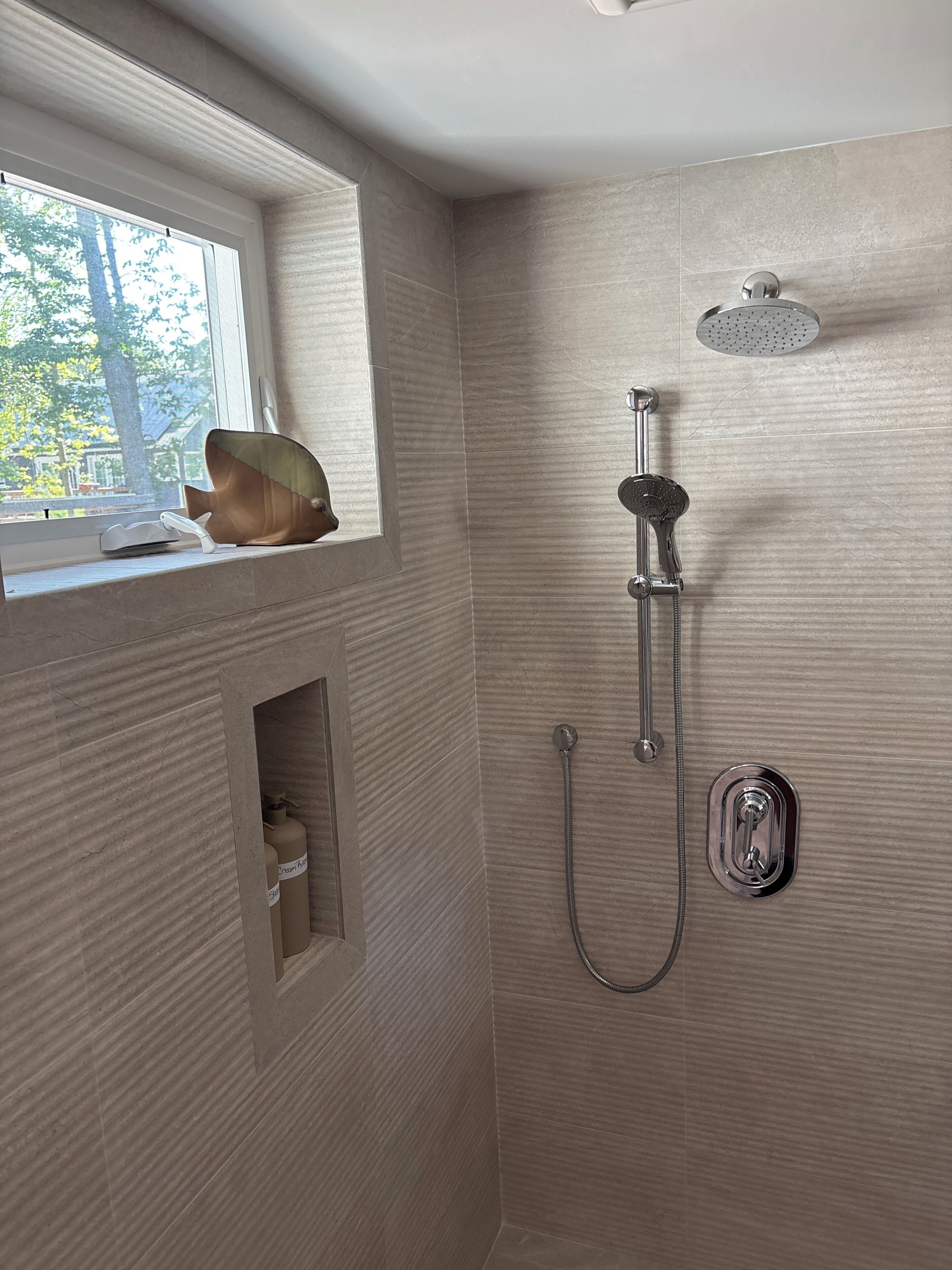 Een douche, een haardroger, handdoeken, zeep