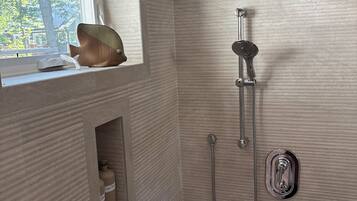 Een douche, een haardroger, handdoeken, zeep