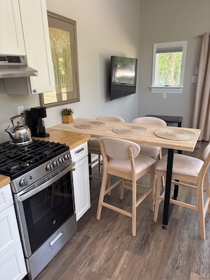 Réfrigérateur, un four, surface de cuisson, lave-vaisselle