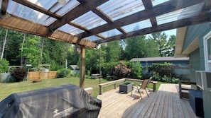 Terrace/patio - Charming Lakefront Cottage with Spectacular Views (Port Elgin)