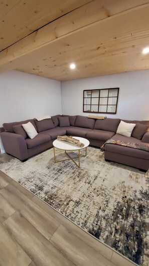 Smart TV - Charming Lakefront Cottage with Spectacular Views (Port Elgin)