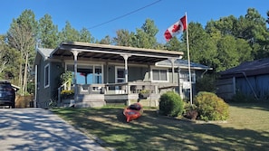 Exterior - Charming Lakefront Cottage with Spectacular Views (Port Elgin)