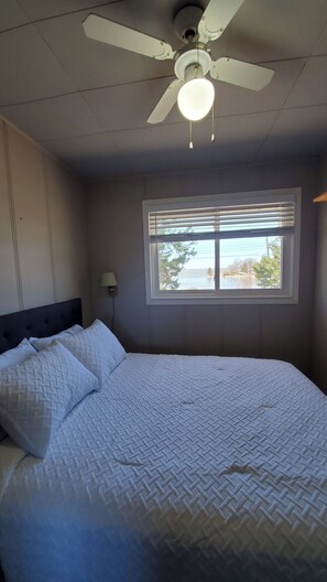 5 bedrooms, iron/ironing board, free WiFi - Charming Lakefront Cottage with Spectacular Views (Port Elgin)