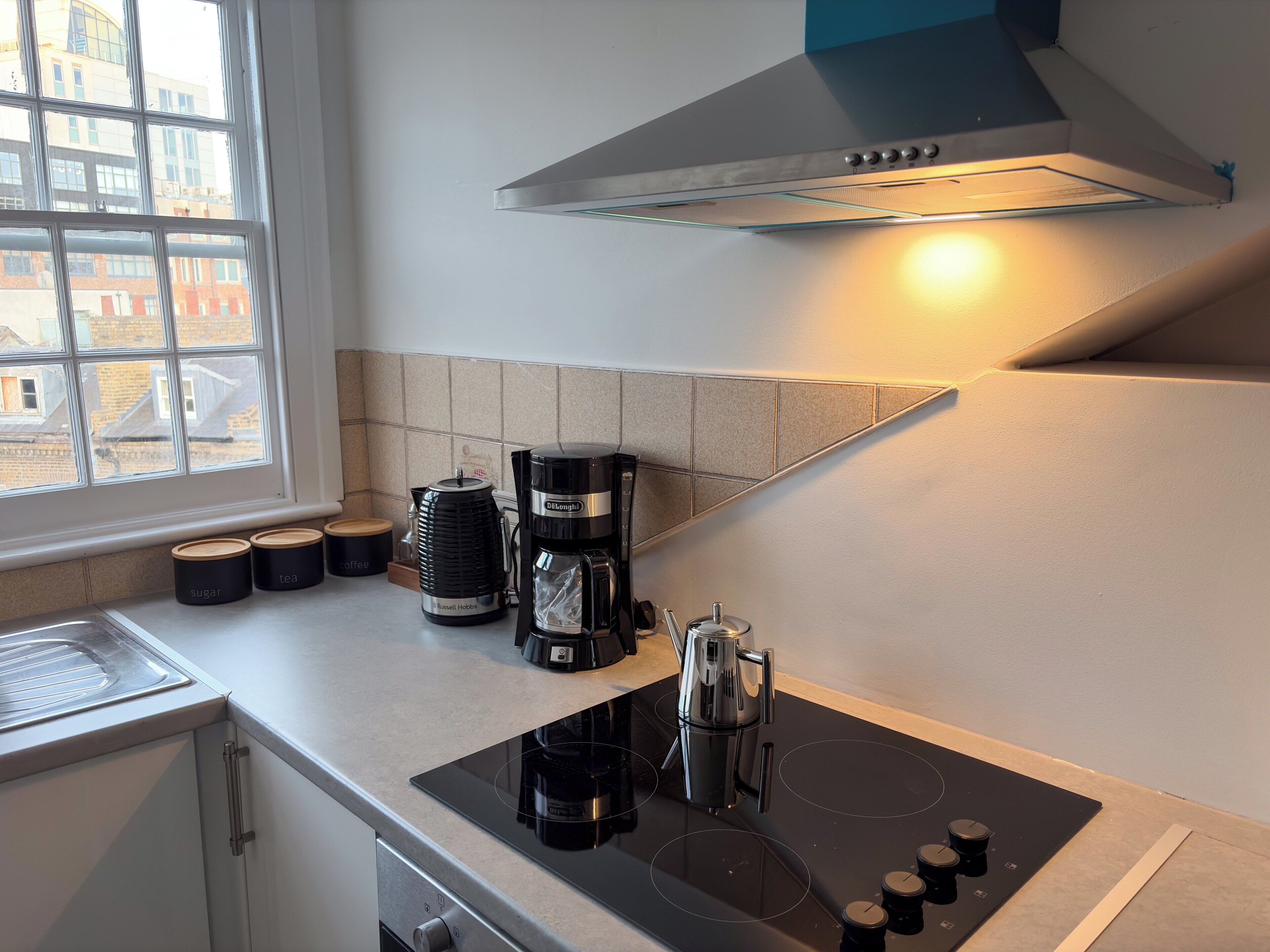 Frigorífico, microondas, placa de cocina y hervidor eléctrico