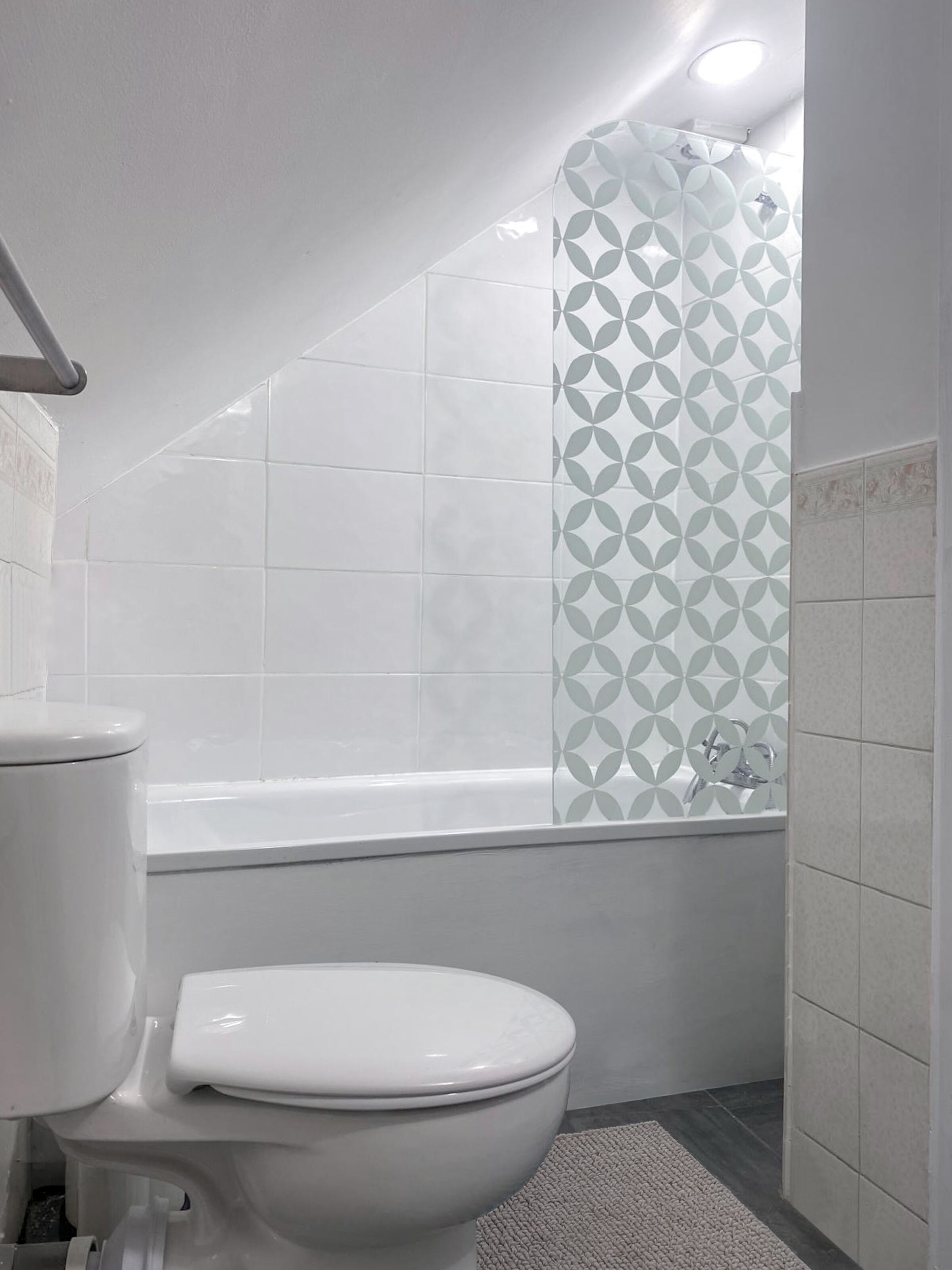 Baignoire relaxante profonde, sèche-cheveux, serviettes fournies