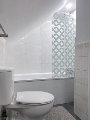 Baignoire relaxante profonde, sèche-cheveux, serviettes fournies