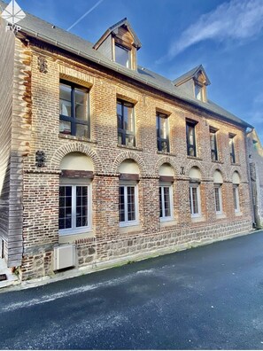 Exterior - Small townhouse in a rural seaside setting (10-minute walk to shops and the beach) (Saint-Valery-en-Caux)