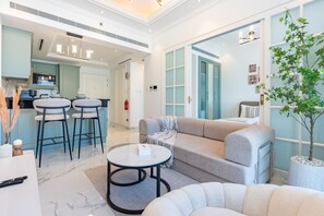 TV - Refined 1BR Escape with Pool-Facing Views, Near to Dubai Butterfly Garden, (Dubai)