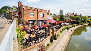 A riverside pub named 'The Boat' with outdoor seating and a canal view. - Calm, Modern Flat with Terrace Near Station - Pass the Keys (Hemel Hempstead)