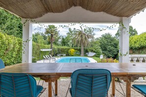 Outdoor dining - Rustic Cabin with Pools near A Coruña (Peiraio)