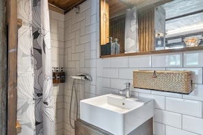 Shower, hair dryer, towels - Rustic Cabin with Pools near A Coruña (Peiraio)