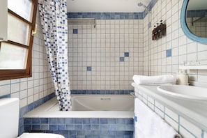 Shower, hair dryer, towels - Cozy Rustic Chalet with Pools, Wi-Fi, and Air Conditioning (Peiraio)