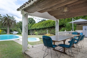 Outdoor dining - Cozy Rustic Chalet with Pools, Wi-Fi, and Air Conditioning (Peiraio)