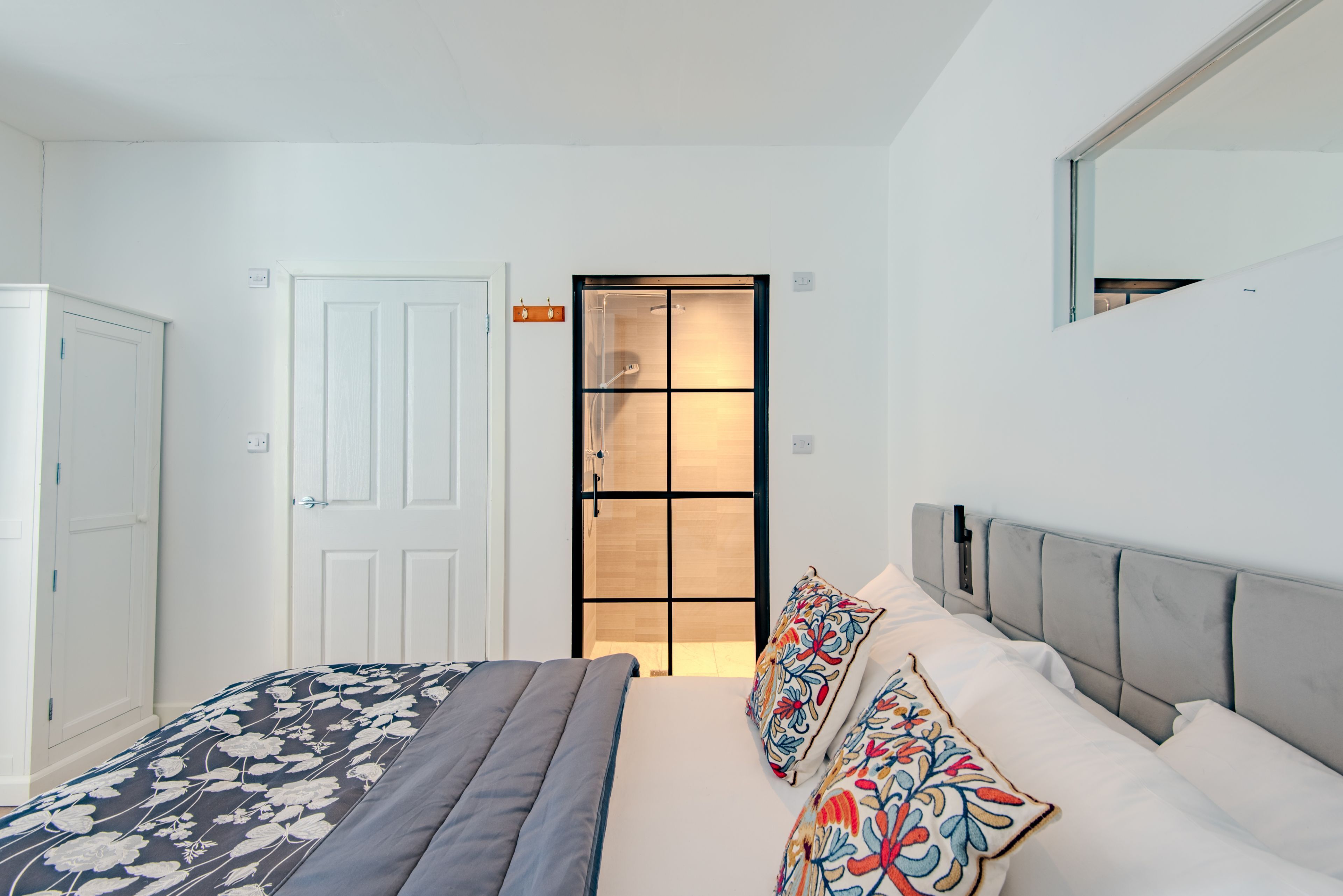Una camera da letto con un letto, un armadio, una porta e una finestra.