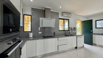 Microwave, dishwasher, coffee/tea maker