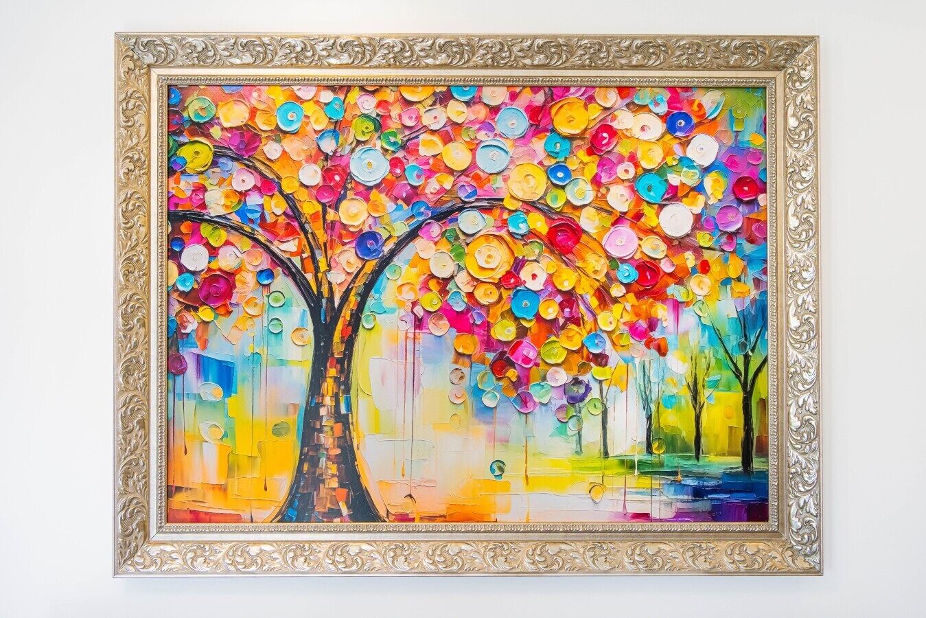 Obra de arte enmarcadas de un árbol colorido con un marco dorado ornamentado.