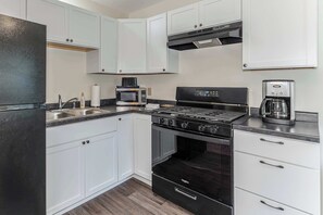 Wasserkocher mit Kaffee-/Teezubehör, Kühlschrank, Mikrowelle, Ofen