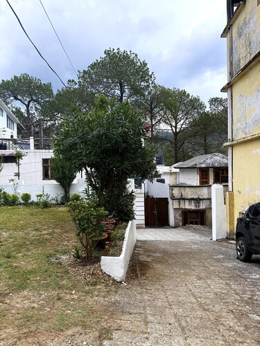 Luxury 4BR hill villa with lawn, fireplace, foosball & mountain views.