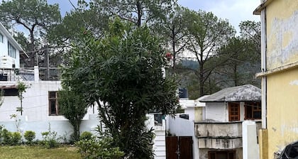 Luxury 4BR hill villa with lawn, fireplace, foosball & mountain views.