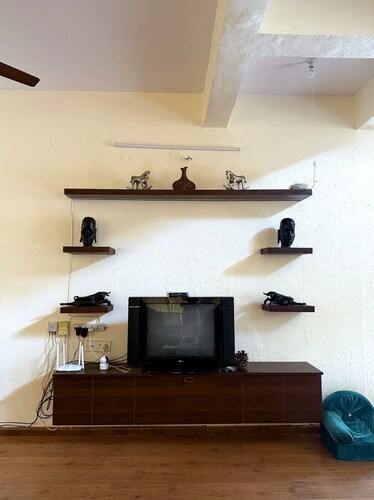 Luxury 4BR hill villa with lawn, fireplace, foosball & mountain views.