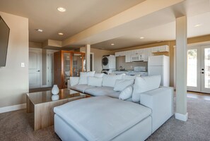 Living area - Home on 7 Acres w BBQ, Hot Tub (Powell Butte)