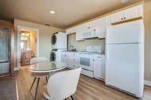 Private kitchen - Home on 7 Acres w BBQ, Hot Tub (Powell Butte)