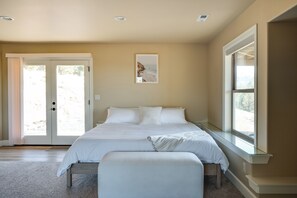 Iron/ironing board, internet, bed sheets - Home on 7 Acres w BBQ, Hot Tub (Powell Butte)