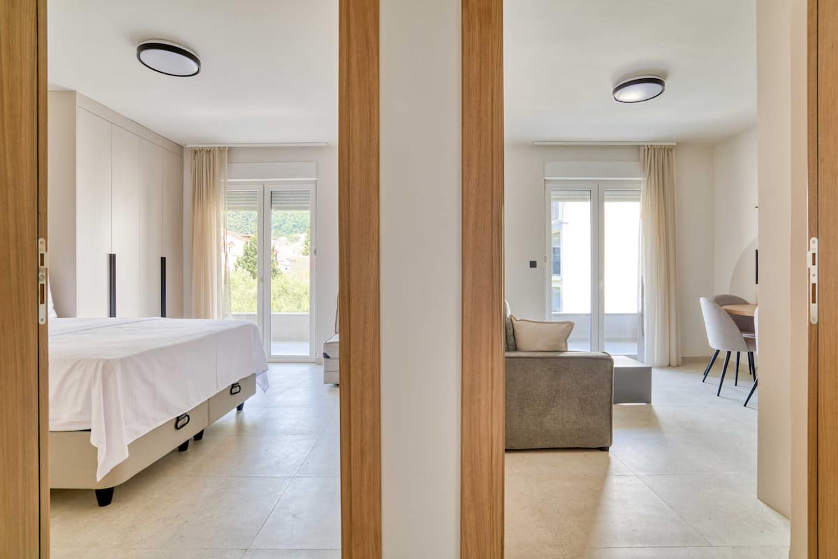 Appartement familial, balcon, vue sur la ville | Bureau, espace de travail pour ordinateurs portables