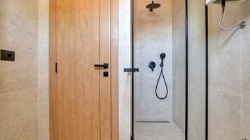 Apartamento superior, balcón, vistas a la ciudad | Baño