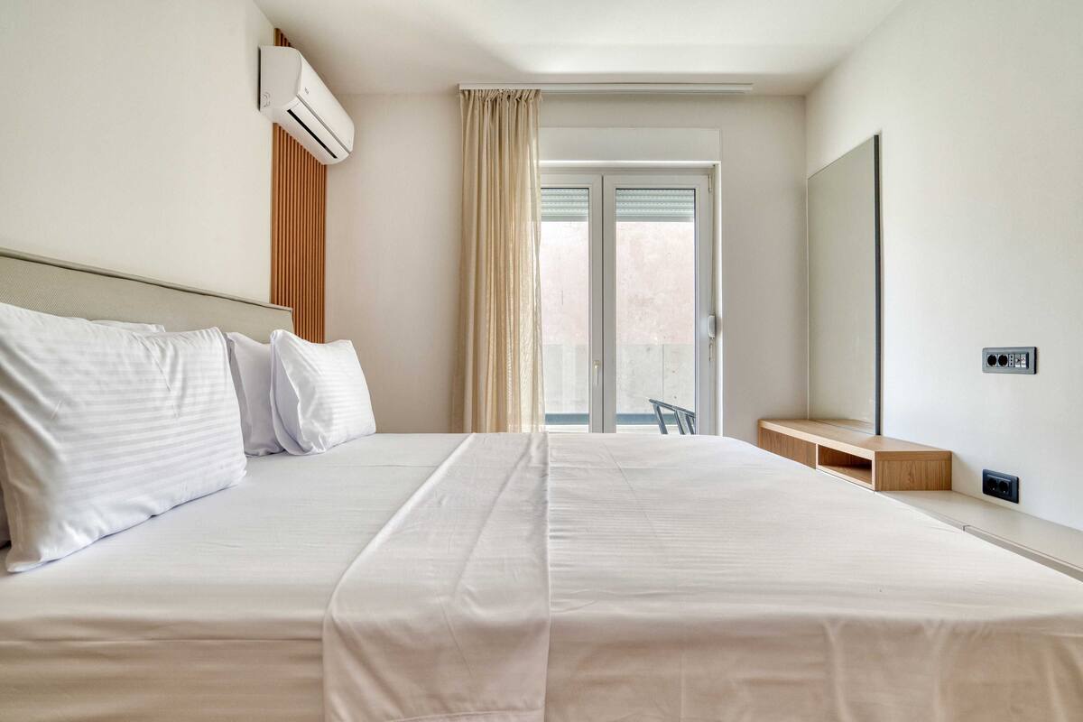 Appartement supérieur, balcon, vue sur la ville | Bureau, espace de travail pour ordinateurs portables