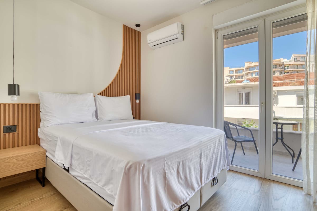 Appartement classique, balcon | Bureau, espace de travail pour ordinateurs portables