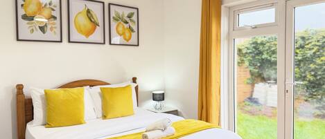 4 bedrooms, iron/ironing board, WiFi, bed sheets