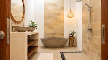 Vila Deluks, pemandangan kolam renang | Kamar mandi | Bathtub dan shower terpisah, perlengkapan mandi gratis, dan handuk