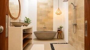 Vila Deluks, pemandangan kolam renang | Kamar mandi | Bathtub dan shower terpisah, perlengkapan mandi gratis,  dan handuk