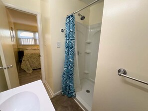 Ein Badezimmer mit Dusche, Badewanne und Toilette.