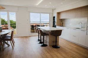 Dining - Panoramic view of the lake, right in the heart of downtown, 108 m², 3 bedrooms, air conditioning, parking (Arcachon)