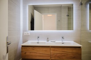 Douche, sèche-cheveux, serviettes fournies, savon