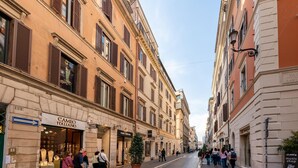 A street with shops, including a jewelry store named 'Cameo Italiano,' and a sign for 'Paul Taylor.' - Luxury designer suites just a short walk from the Spanish Steps (Roma)
