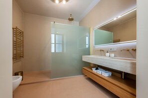 Bathroom - Vrbo Property (Roma)