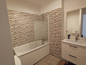Bathroom - Vrbo Property (Carcassonne)