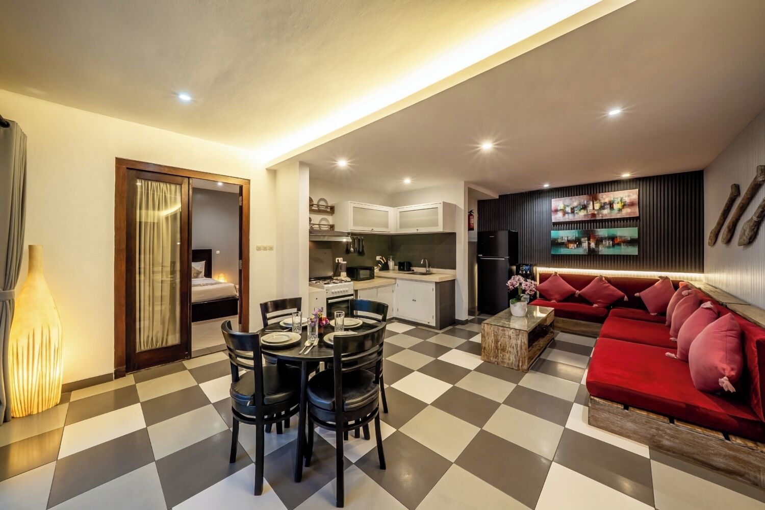 Un apartamento moderno con comedor, cocina y sala de estar.
