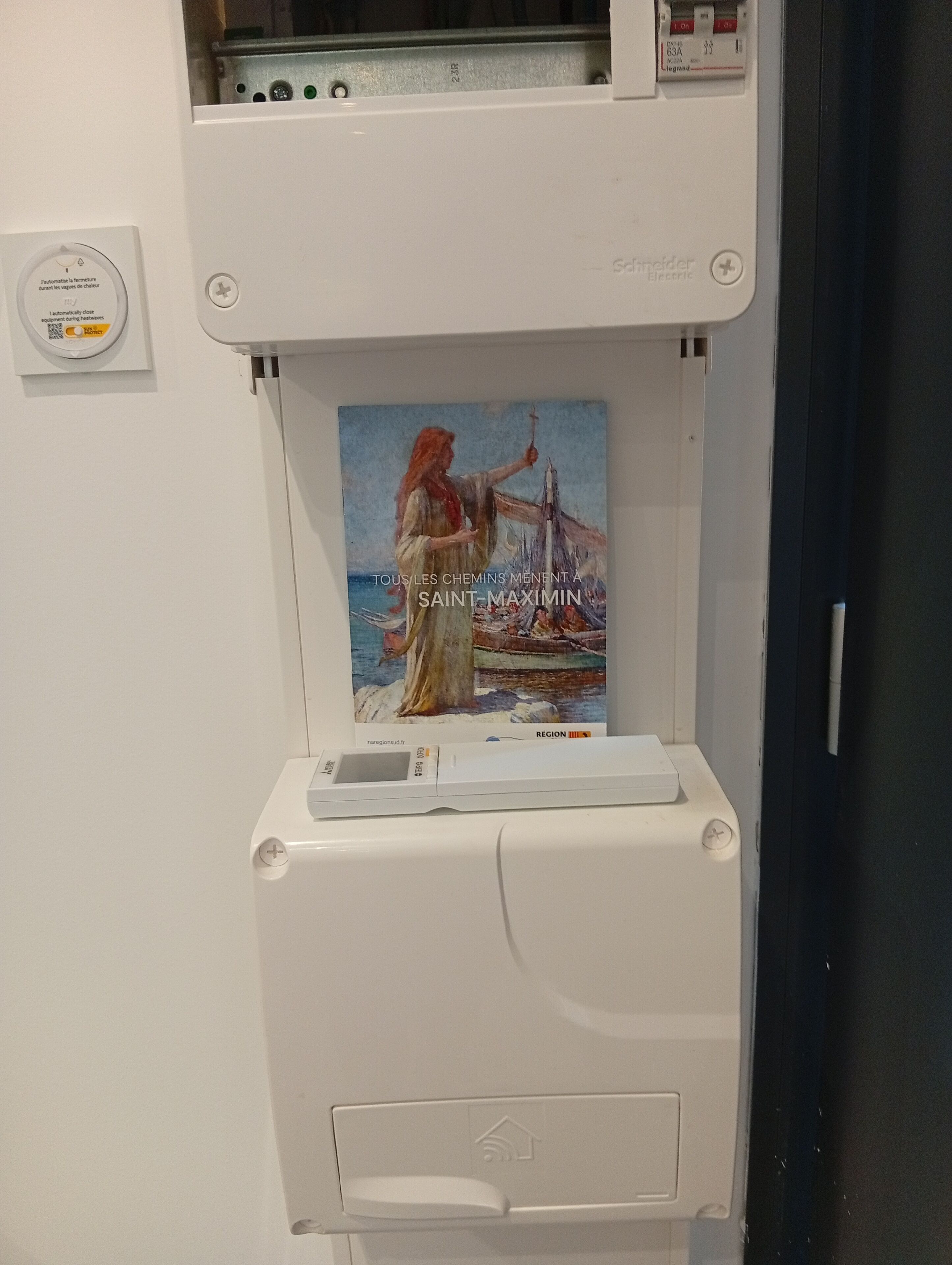 En selvbetjeningsprintstation med et billede af en kvinde ved vandet, et kontrolpanel med en tænd/sluk-knap og en QR-kode.