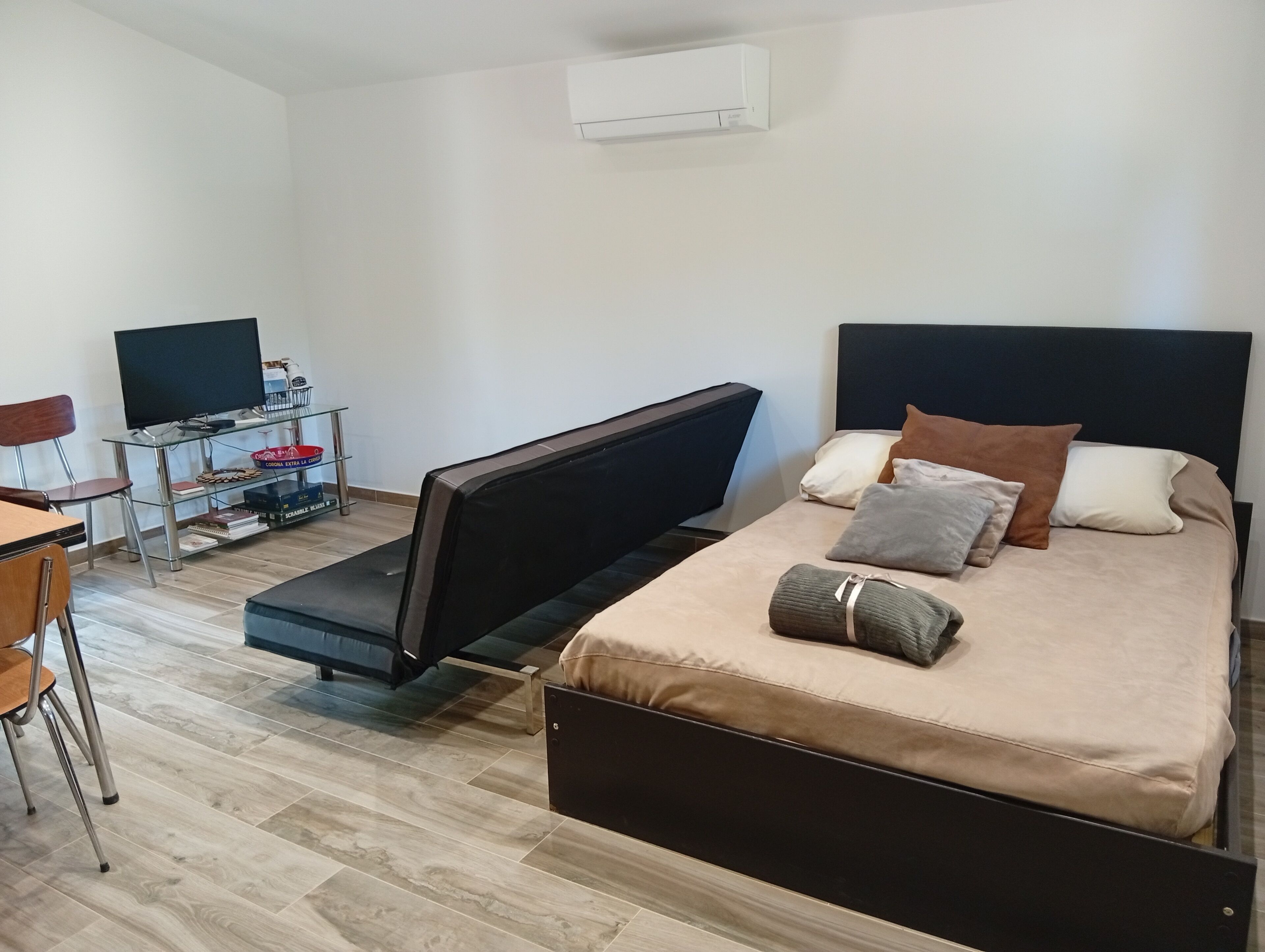 1 habitación, tabla de planchar con plancha, wifi gratis y ropa de cama 