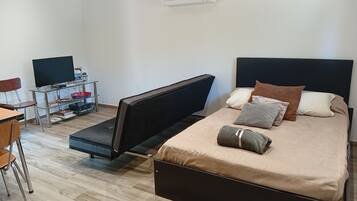 1 habitación, tabla de planchar con plancha, wifi gratis y ropa de cama